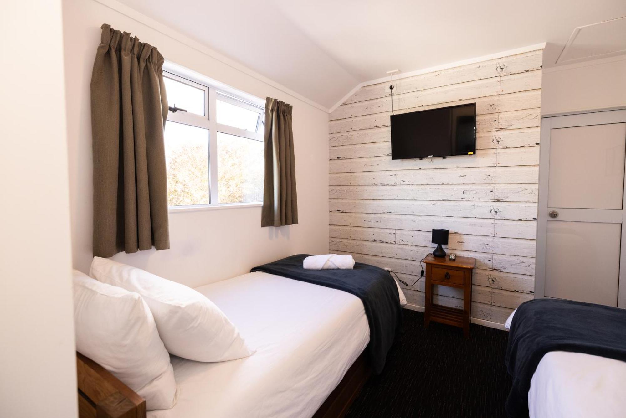 Haka House Taupo Hostel Екстериор снимка