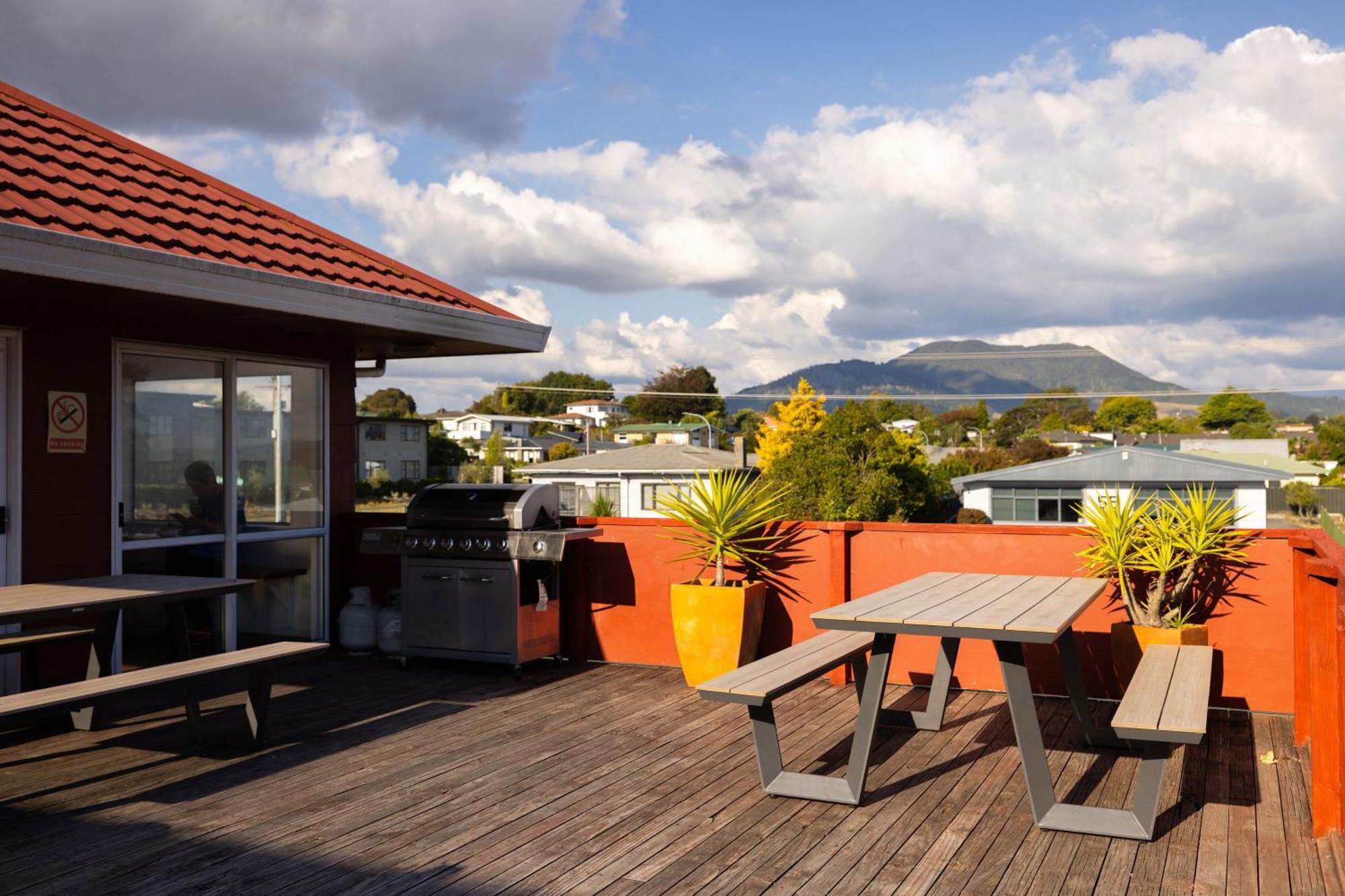 Haka House Taupo Hostel Екстериор снимка