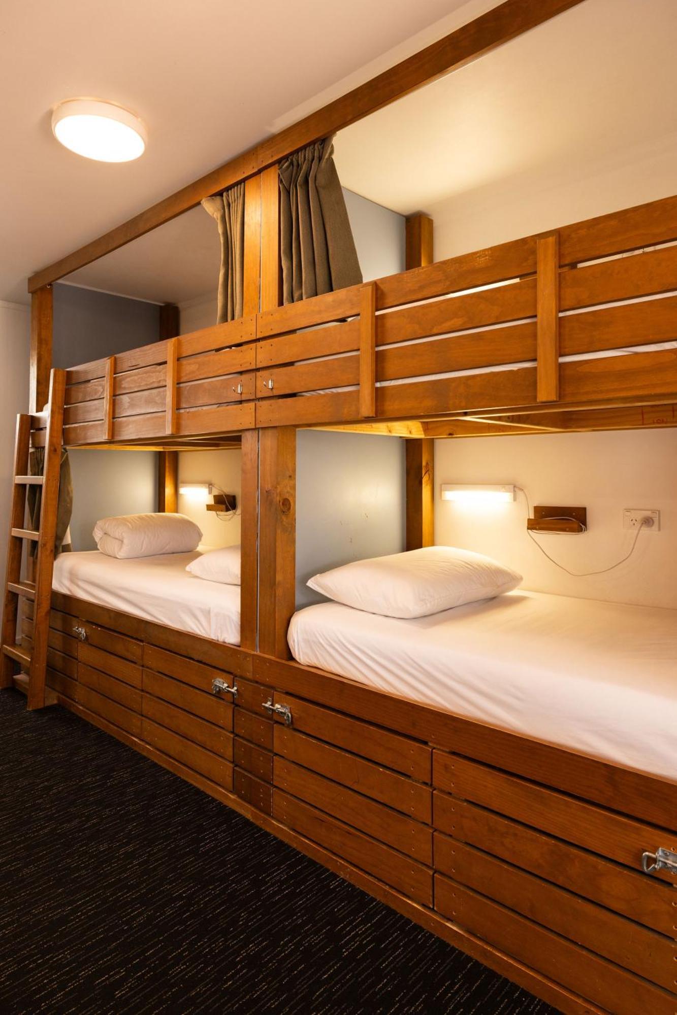 Haka House Taupo Hostel Екстериор снимка