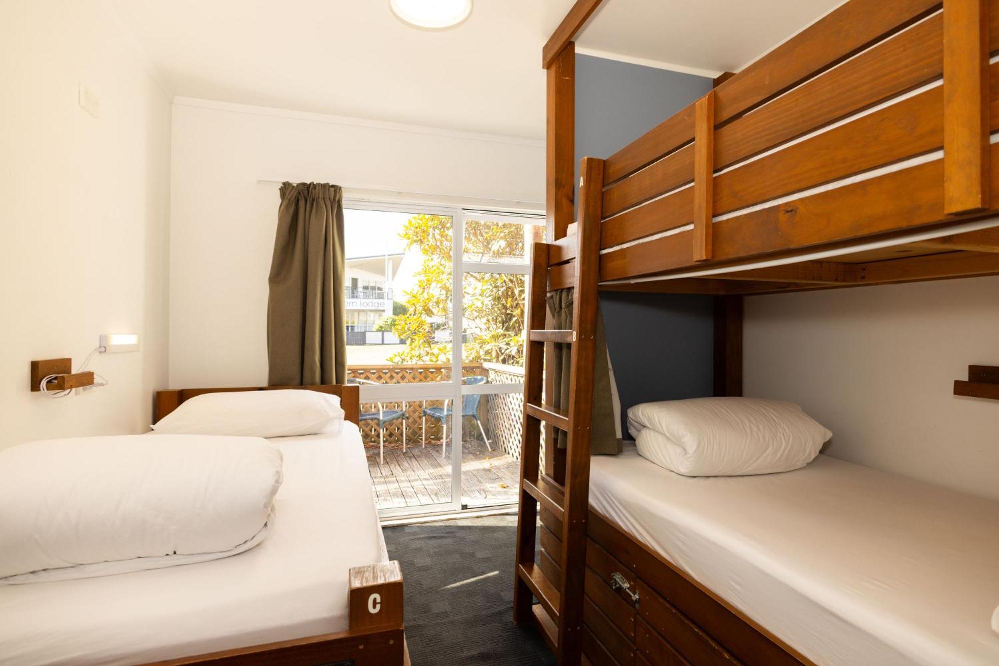 Haka House Taupo Hostel Екстериор снимка