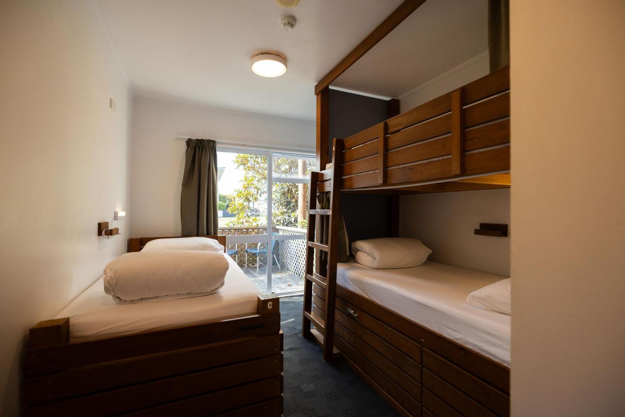 Haka House Taupo Hostel Екстериор снимка