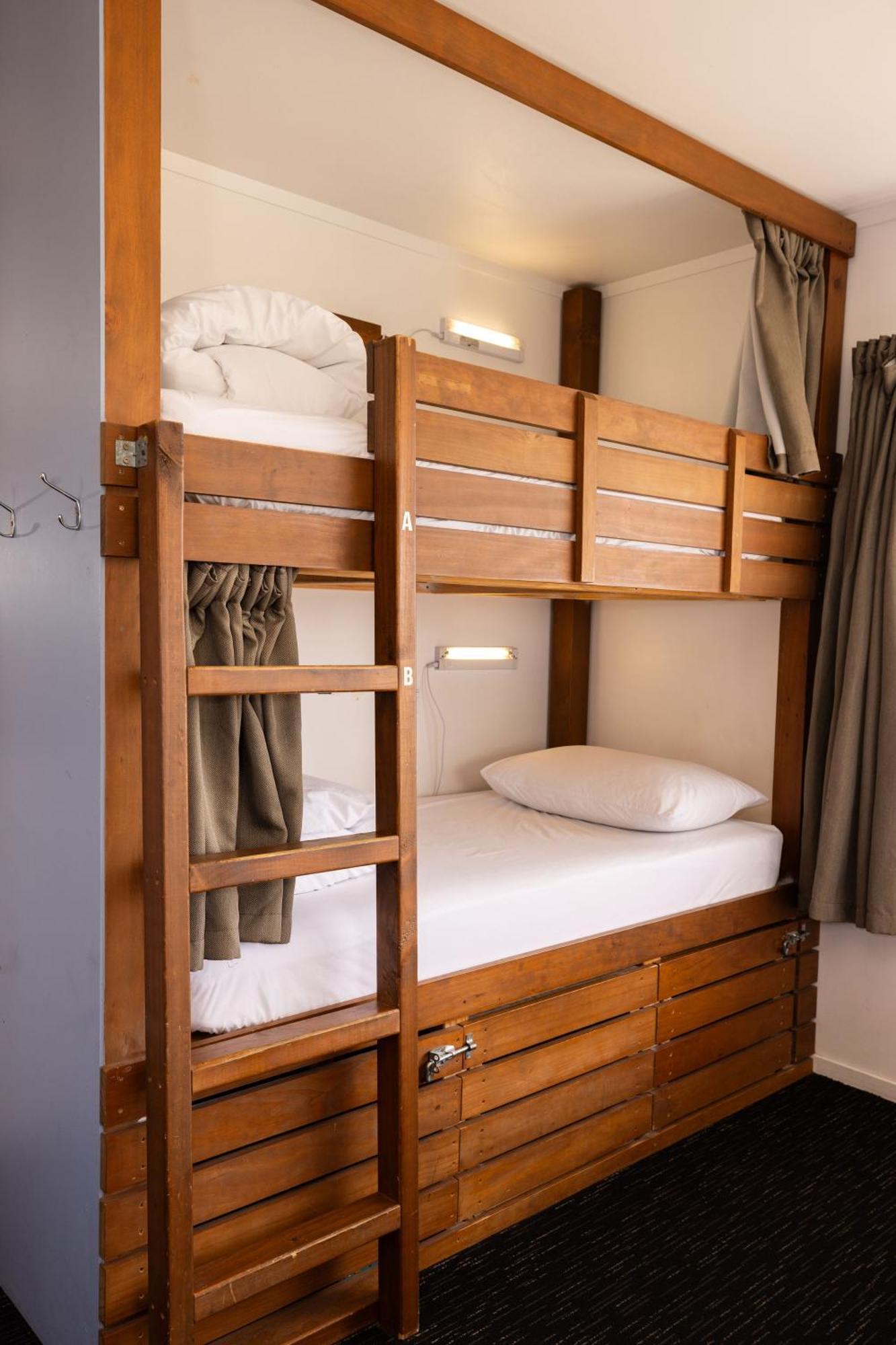 Haka House Taupo Hostel Екстериор снимка